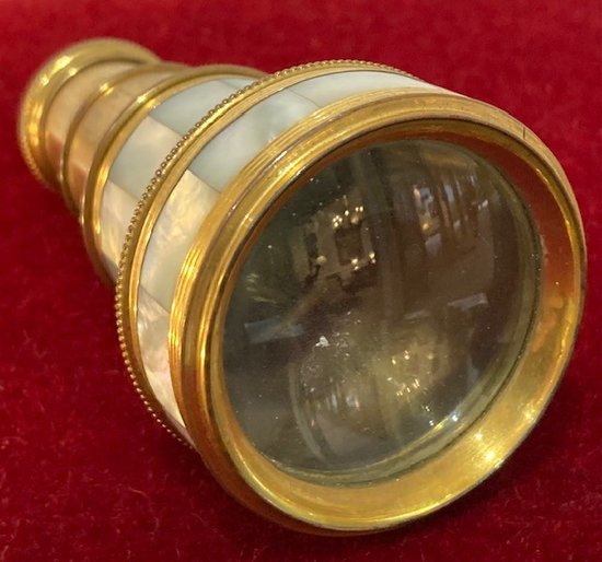 Lorgnette à deux tirages en laiton et nacre. Epoque première moitié du XIXème.