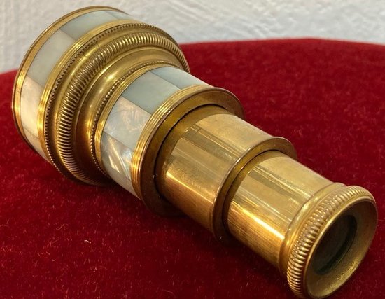 Lorgnette à deux tirages en laiton et nacre. Epoque première moitié du XIXème.