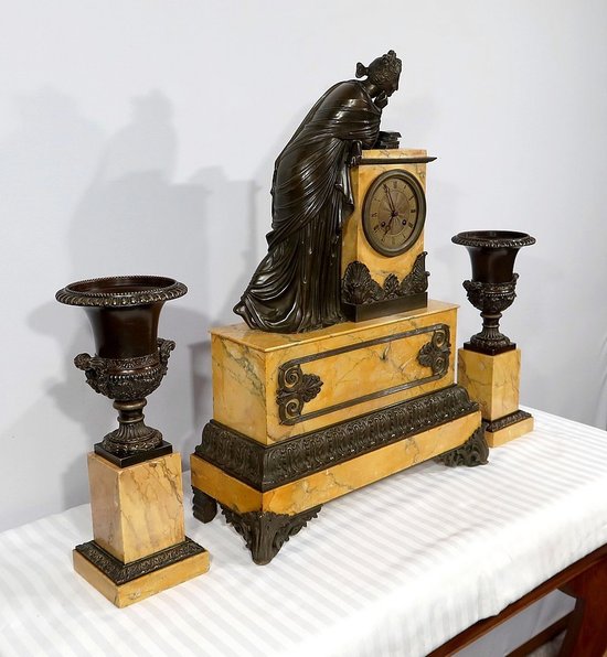 Bedeutende Kamingarnitur aus gelbem Siena-Marmor und patinierter Bronze, Epoche Empire - Anfang 19.