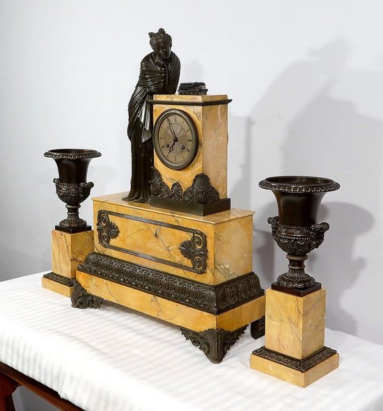Bedeutende Kamingarnitur aus gelbem Siena-Marmor und patinierter Bronze, Epoche Empire - Anfang 19.
