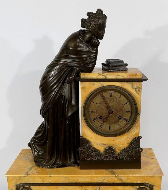 Bedeutende Kamingarnitur aus gelbem Siena-Marmor und patinierter Bronze, Epoche Empire - Anfang 19.