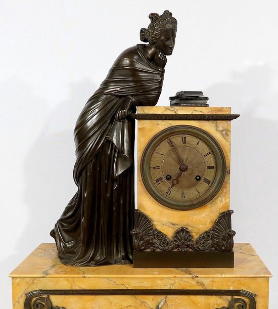 Bedeutende Kamingarnitur aus gelbem Siena-Marmor und patinierter Bronze, Epoche Empire - Anfang 19.