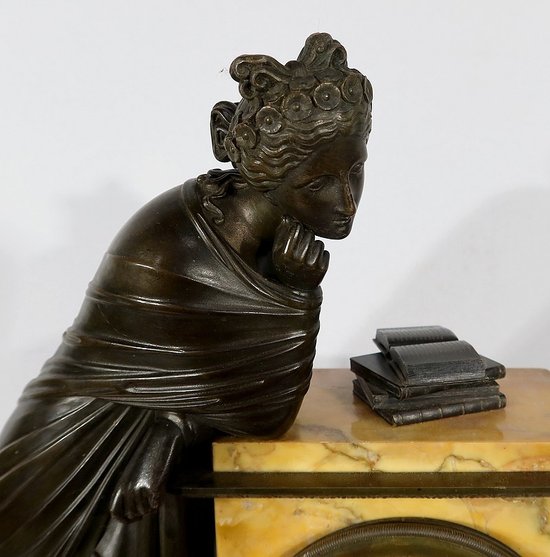 Bedeutende Kamingarnitur aus gelbem Siena-Marmor und patinierter Bronze, Epoche Empire - Anfang 19.