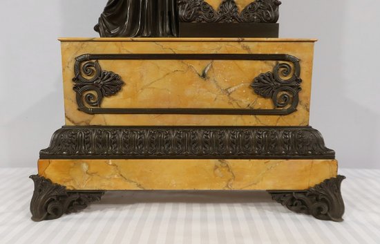 Bedeutende Kamingarnitur aus gelbem Siena-Marmor und patinierter Bronze, Epoche Empire - Anfang 19.
