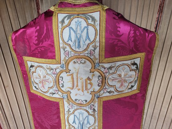 Chasuble en damas rouge cerise et broderie, époque XIXe siècle