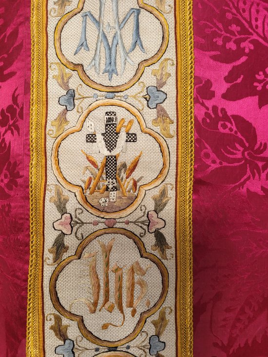 Chasuble en damas rouge cerise et broderie, époque XIXe siècle