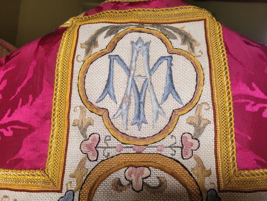 Chasuble en damas rouge cerise et broderie, époque XIXe siècle