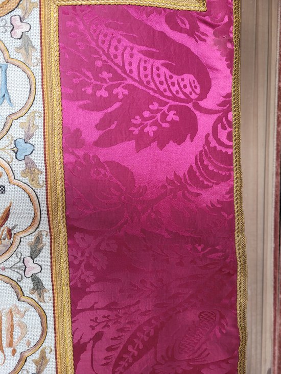 Chasuble en damas rouge cerise et broderie, époque XIXe siècle