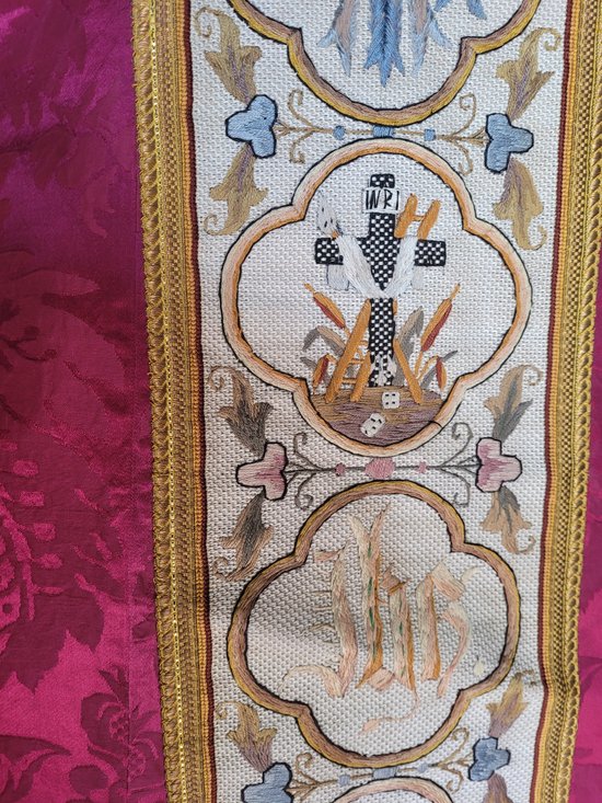 Chasuble en damas rouge cerise et broderie, époque XIXe siècle