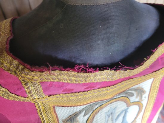 Chasuble en damas rouge cerise et broderie, époque XIXe siècle
