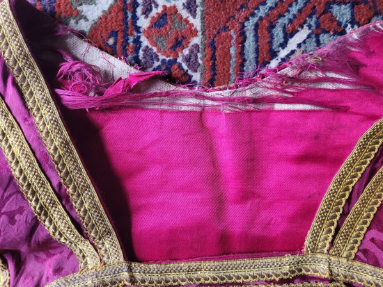 Chasuble en damas rouge cerise et broderie, époque XIXe siècle