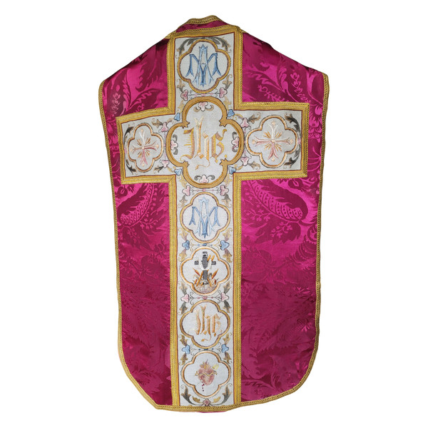 Chasuble en damas rouge cerise et broderie, époque XIXe siècle