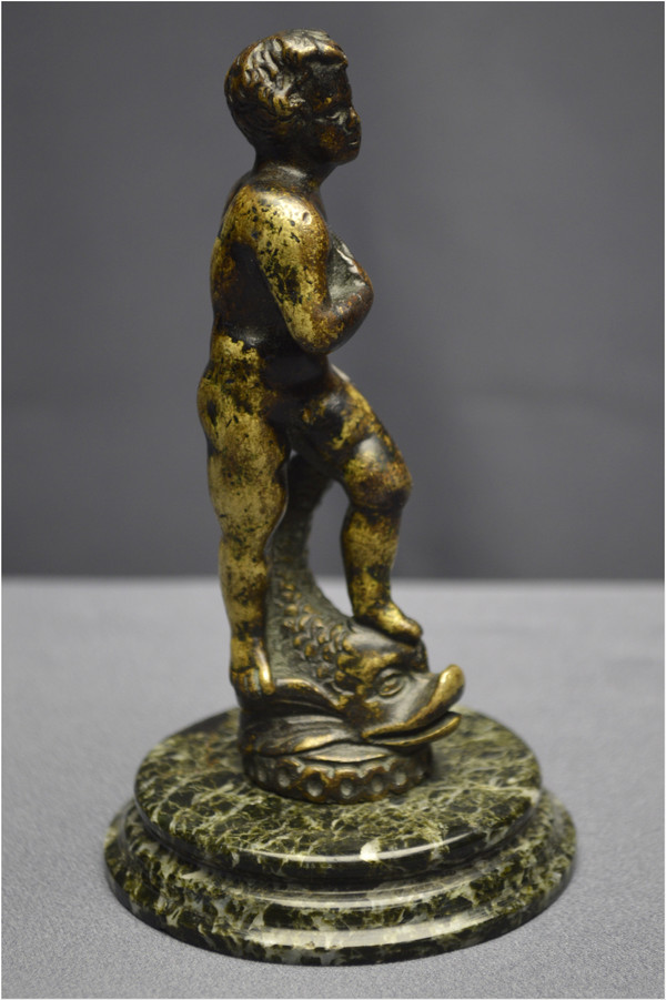Italia, periodo rinascimentale, XVI secolo, Satuetta in bronzo raffigurante un giovane con delfino