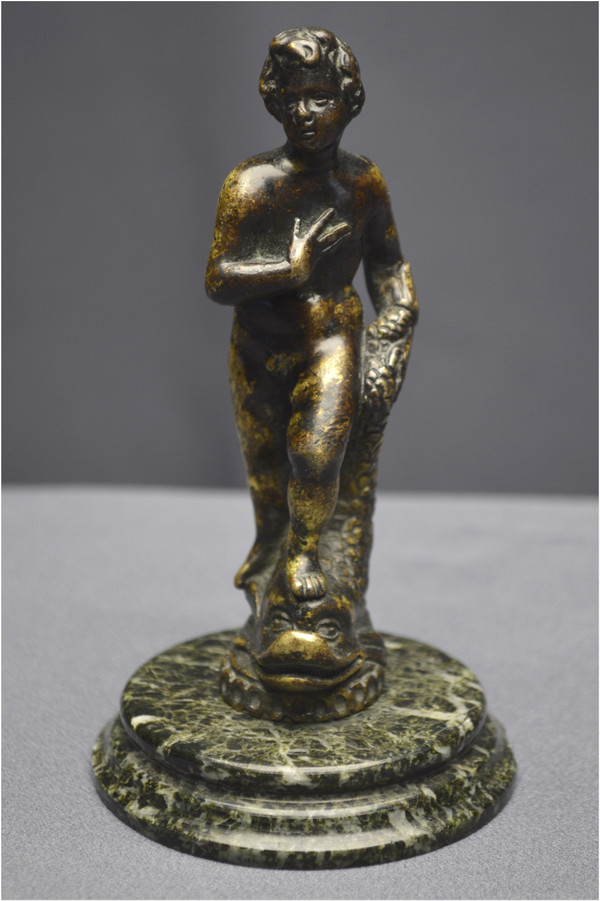 Italia, periodo rinascimentale, XVI secolo, Satuetta in bronzo raffigurante un giovane con delfino