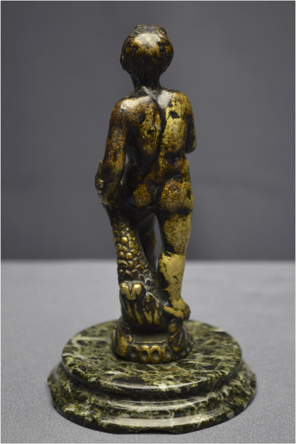Italia, periodo rinascimentale, XVI secolo, Satuetta in bronzo raffigurante un giovane con delfino