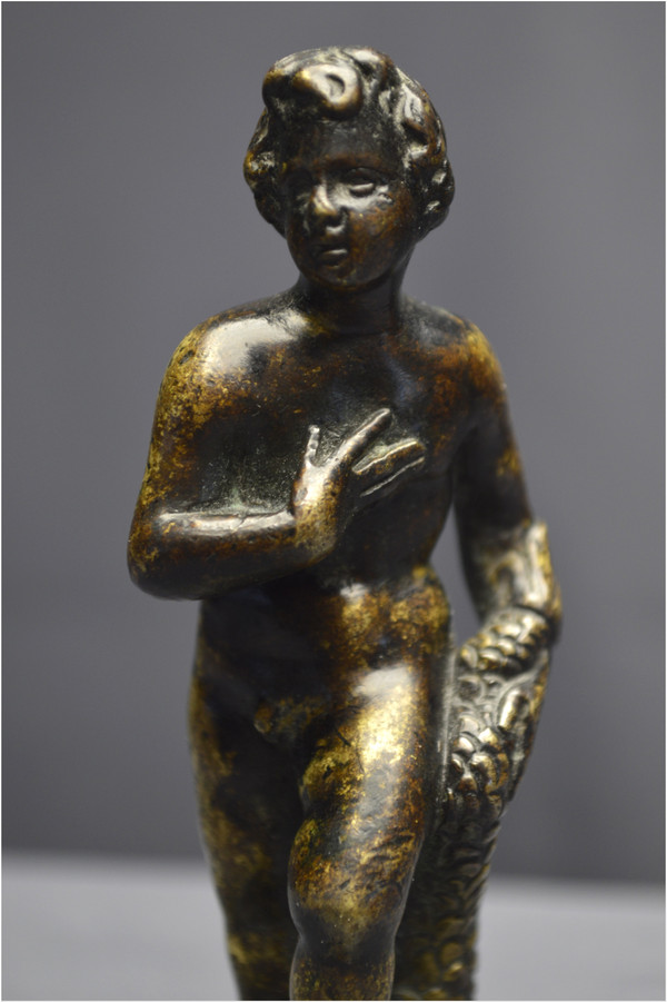 Italia, periodo rinascimentale, XVI secolo, Satuetta in bronzo raffigurante un giovane con delfino