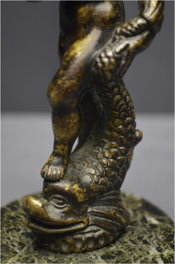 Italia, periodo rinascimentale, XVI secolo, Satuetta in bronzo raffigurante un giovane con delfino
