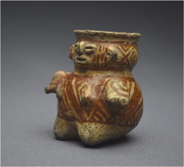 Messico, 800 - 1500 d.C., cultura Huastec, Piccolo vaso antropomorfo per pozioni, ceramica slipware color crema e rosso caffè