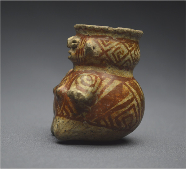 Messico, 800 - 1500 d.C., cultura Huastec, Piccolo vaso antropomorfo per pozioni, ceramica slipware color crema e rosso caffè