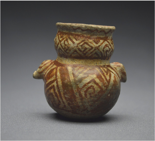 Messico, 800 - 1500 d.C., cultura Huastec, Piccolo vaso antropomorfo per pozioni, ceramica slipware color crema e rosso caffè