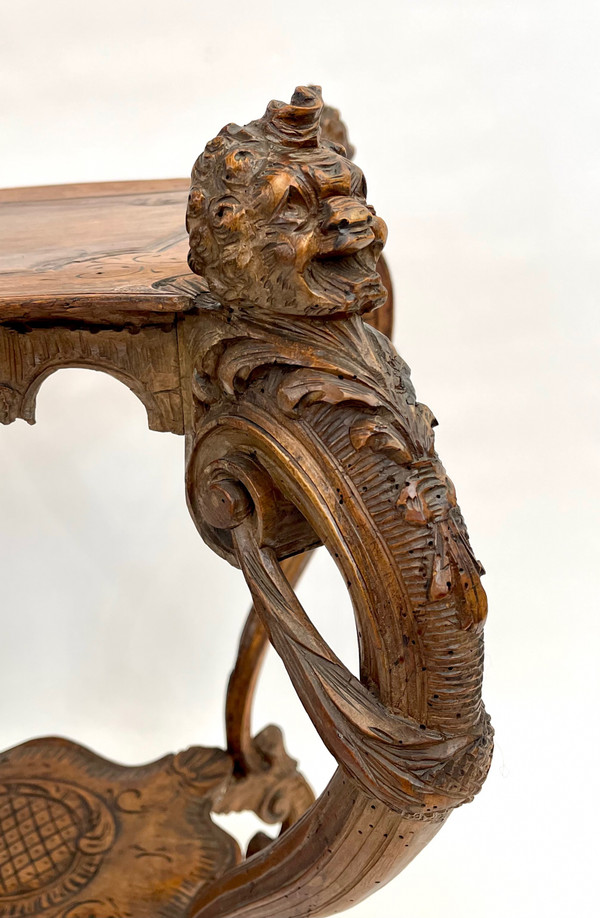 Ancienne table de milieu ou d'appoint baroque du 18ème siècle avec tete sculptée