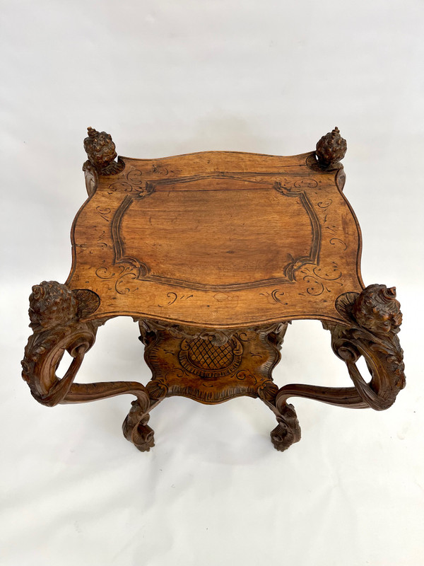 Ancienne table de milieu ou d'appoint baroque du 18ème siècle avec tete sculptée