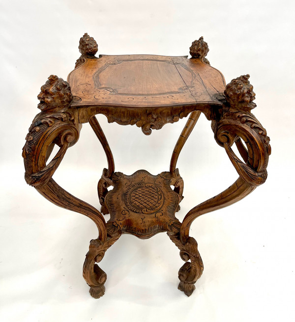 Ancienne table de milieu ou d'appoint baroque du 18ème siècle avec tete sculptée