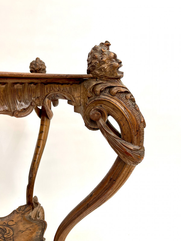 Ancienne table de milieu ou d'appoint baroque du 18ème siècle avec tete sculptée
