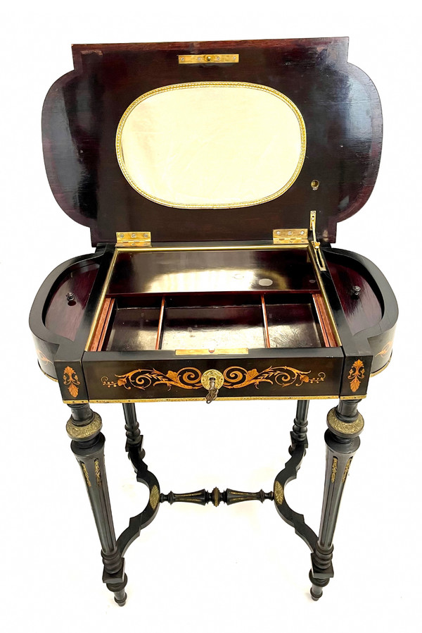 Table d'appoint en bois noirci Napoléon 3 à décor de marqueterie