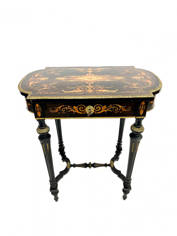 Table d'appoint en bois noirci Napoléon 3 à décor de marqueterie