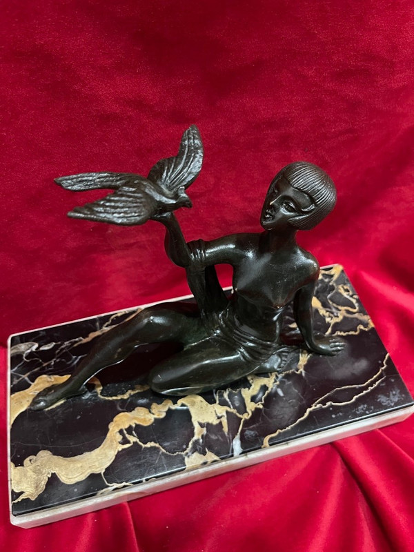 Elegante statua in bronzo Art Déco degli anni '30 presso La Colombe