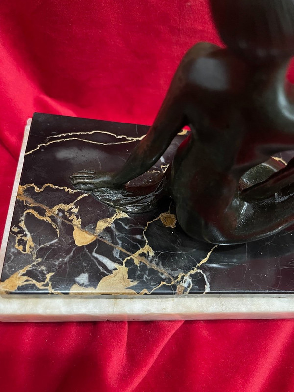 Elegante statua in bronzo Art Déco degli anni '30 presso La Colombe