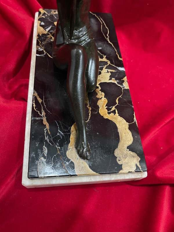 Elegante statua in bronzo Art Déco degli anni '30 presso La Colombe