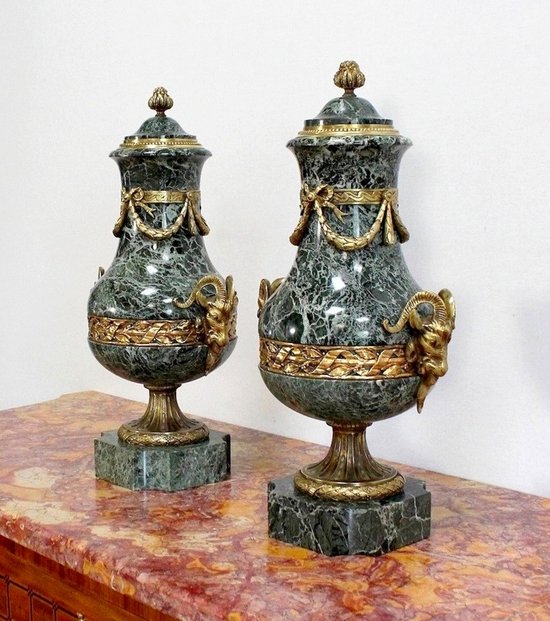 Paire de Vases Balustre, style Louis XVI - 2ème moitié du XIXe 