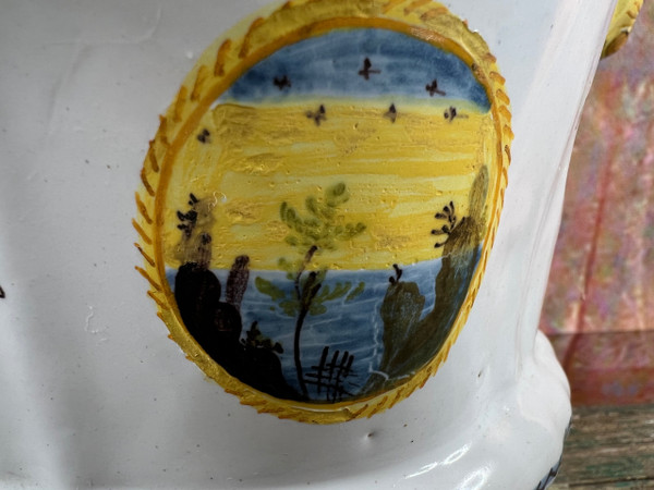 Bouquetière d'applique en faience de Montpellier 18eme décor paysage