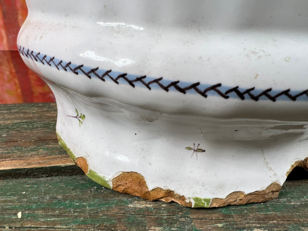 Bouquetière d'applique en faience de Montpellier 18eme décor paysage