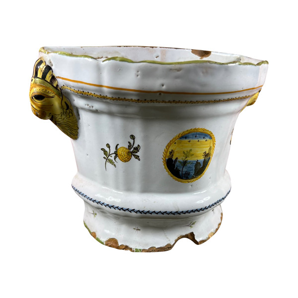 Bouquetière d'applique en faience de Montpellier 18eme décor paysage