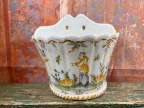 Antico vaso da fiori in terracotta policroma Moustier con decorazione cinese XVIII secolo