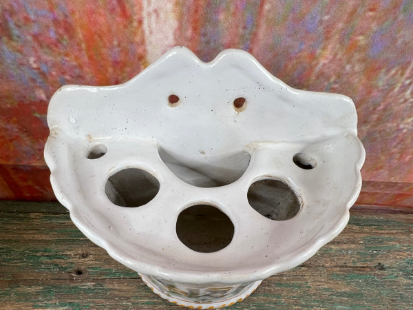Antico vaso da fiori in terracotta policroma Moustier con decorazione cinese XVIII secolo