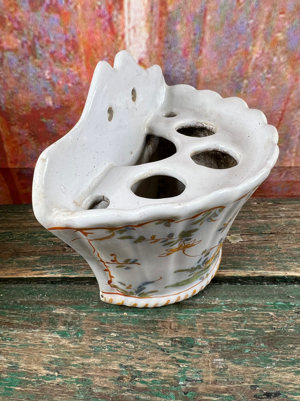 Antico vaso da fiori in terracotta policroma Moustier con decorazione cinese XVIII secolo