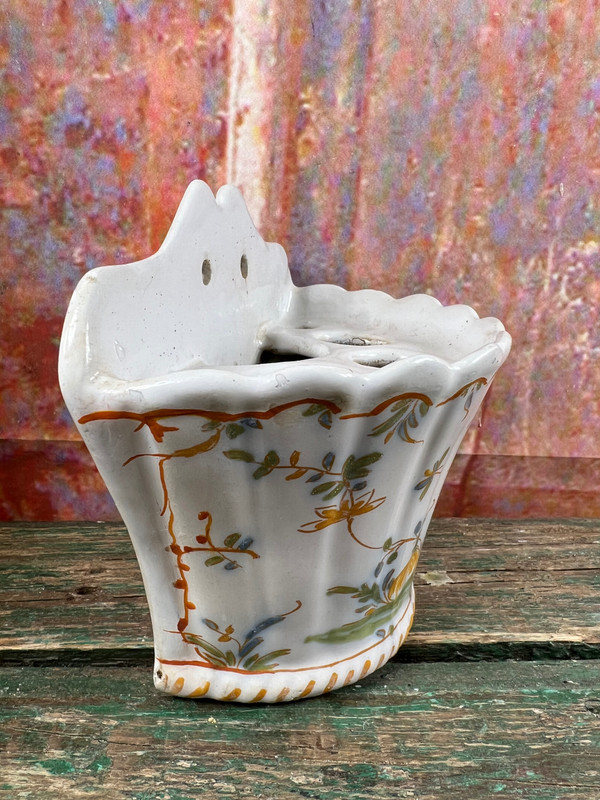 Antico vaso da fiori in terracotta policroma Moustier con decorazione cinese XVIII secolo