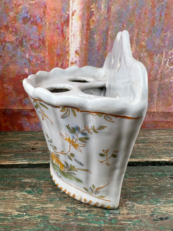 Antico vaso da fiori in terracotta policroma Moustier con decorazione cinese XVIII secolo