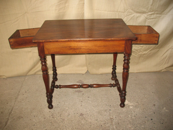 Petite table à écrire bureau époque 19ème en noyer massif de style Louis XIII