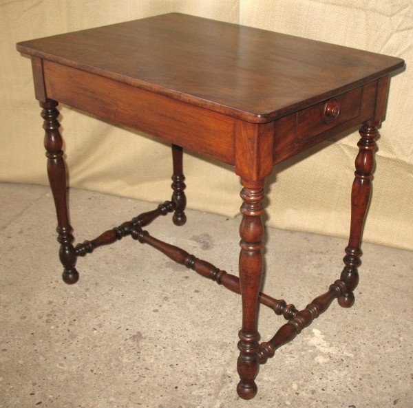 Petite table à écrire bureau époque 19ème en noyer massif de style Louis XIII
