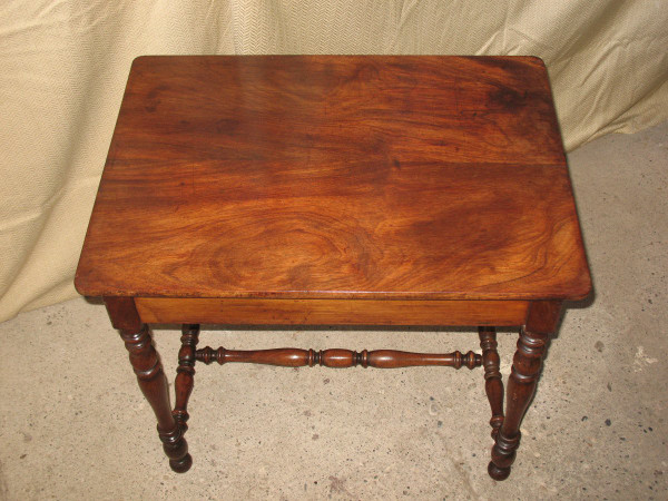 Petite table à écrire bureau époque 19ème en noyer massif de style Louis XIII
