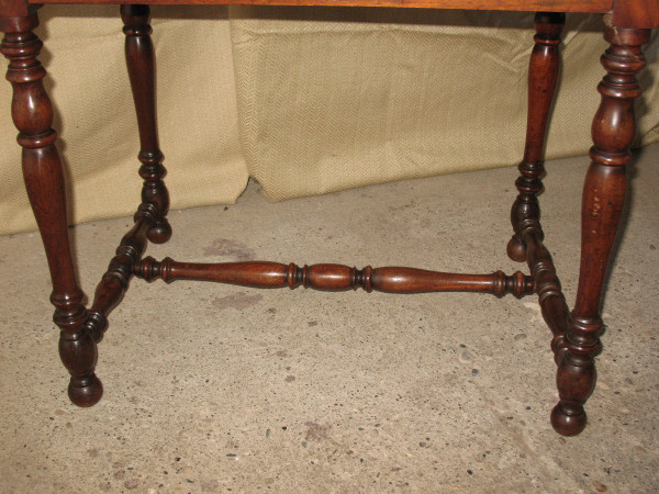 Petite table à écrire bureau époque 19ème en noyer massif de style Louis XIII