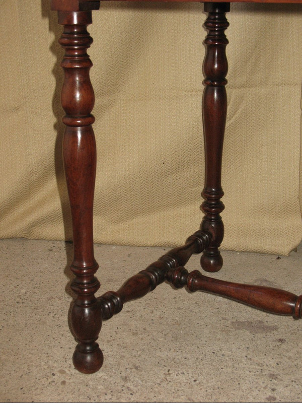 Petite table à écrire bureau époque 19ème en noyer massif de style Louis XIII