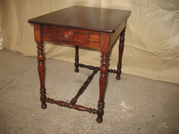 Petite table à écrire bureau époque 19ème en noyer massif de style Louis XIII