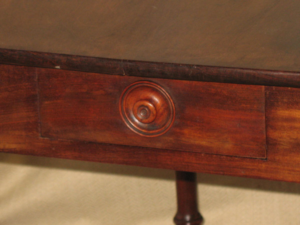 Petite table à écrire bureau époque 19ème en noyer massif de style Louis XIII