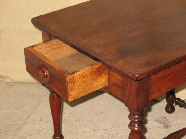 Petite table à écrire bureau époque 19ème en noyer massif de style Louis XIII
